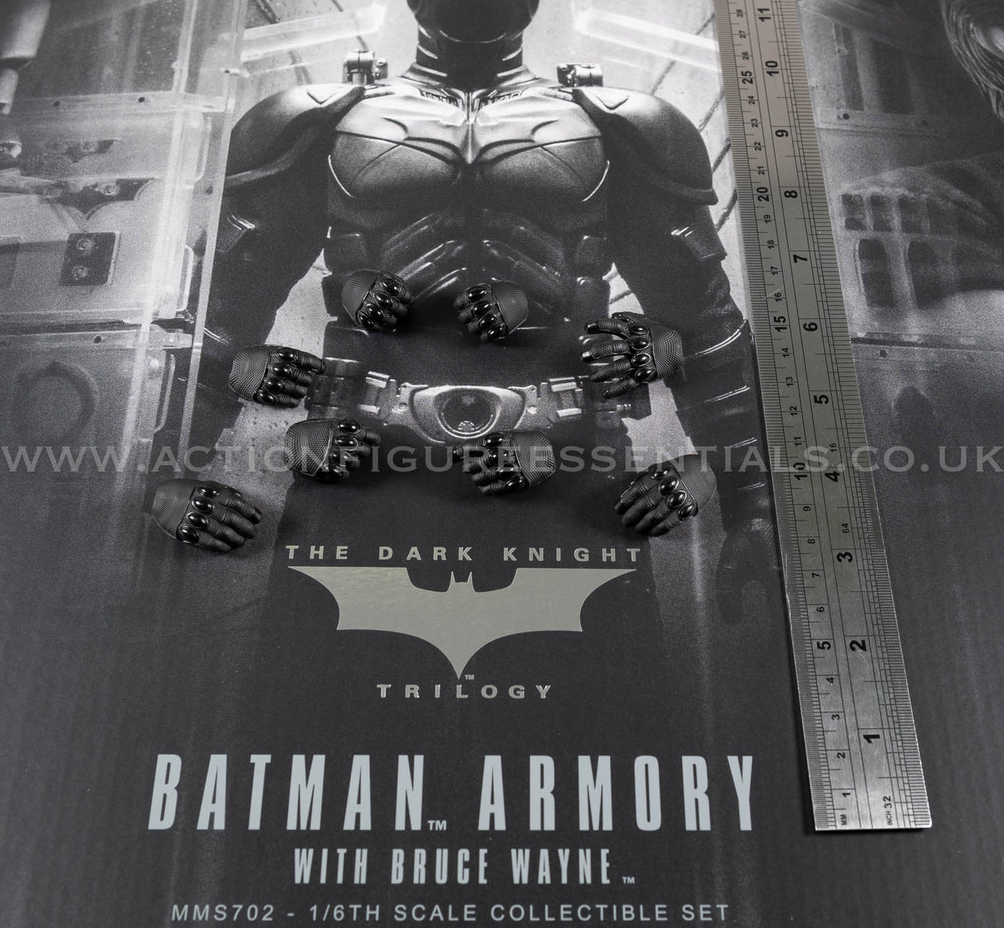 Hot Toys Batman Gloved Hands Set (New Version) - Armory MMS702 1/6 Scale Parts DC Comics