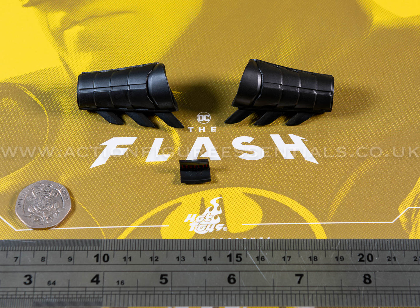 Hot Toys - Batman - Gauntlets & Display Panel - Michael Keaton - Modern Suit - MMS712 - 1:6 Loose Parts