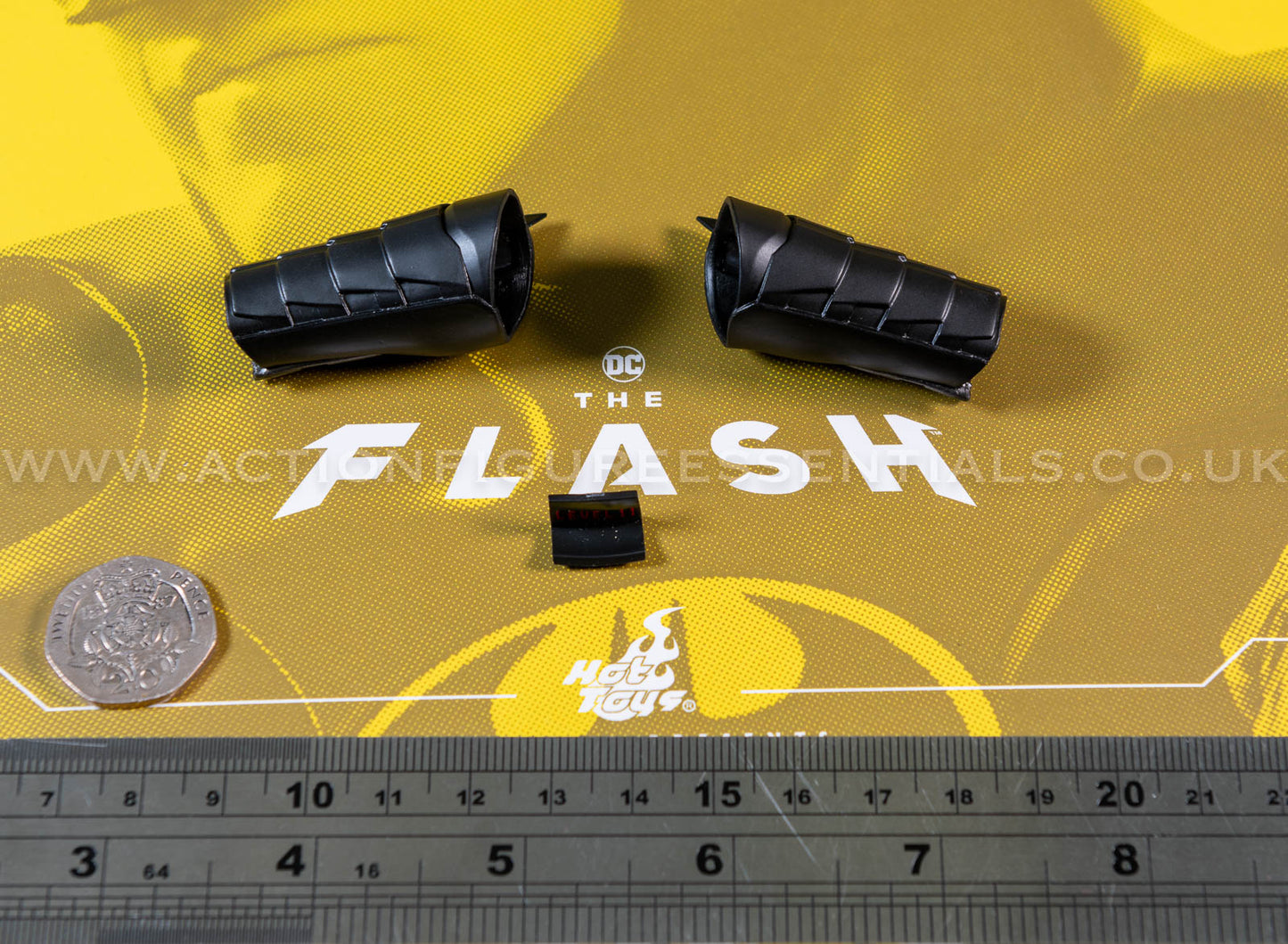 Hot Toys - Batman - Gauntlets & Display Panel - Michael Keaton - Modern Suit - MMS712 - 1:6 Loose Parts