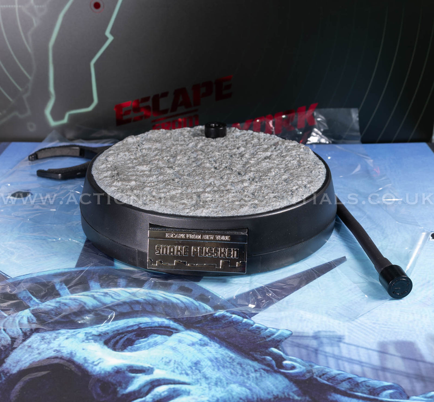 Snake Plissken - Display Stand - Escape From New York - Crown Series Real Hair Edition - 1:6 Scale Figure - Asmus Collectibles