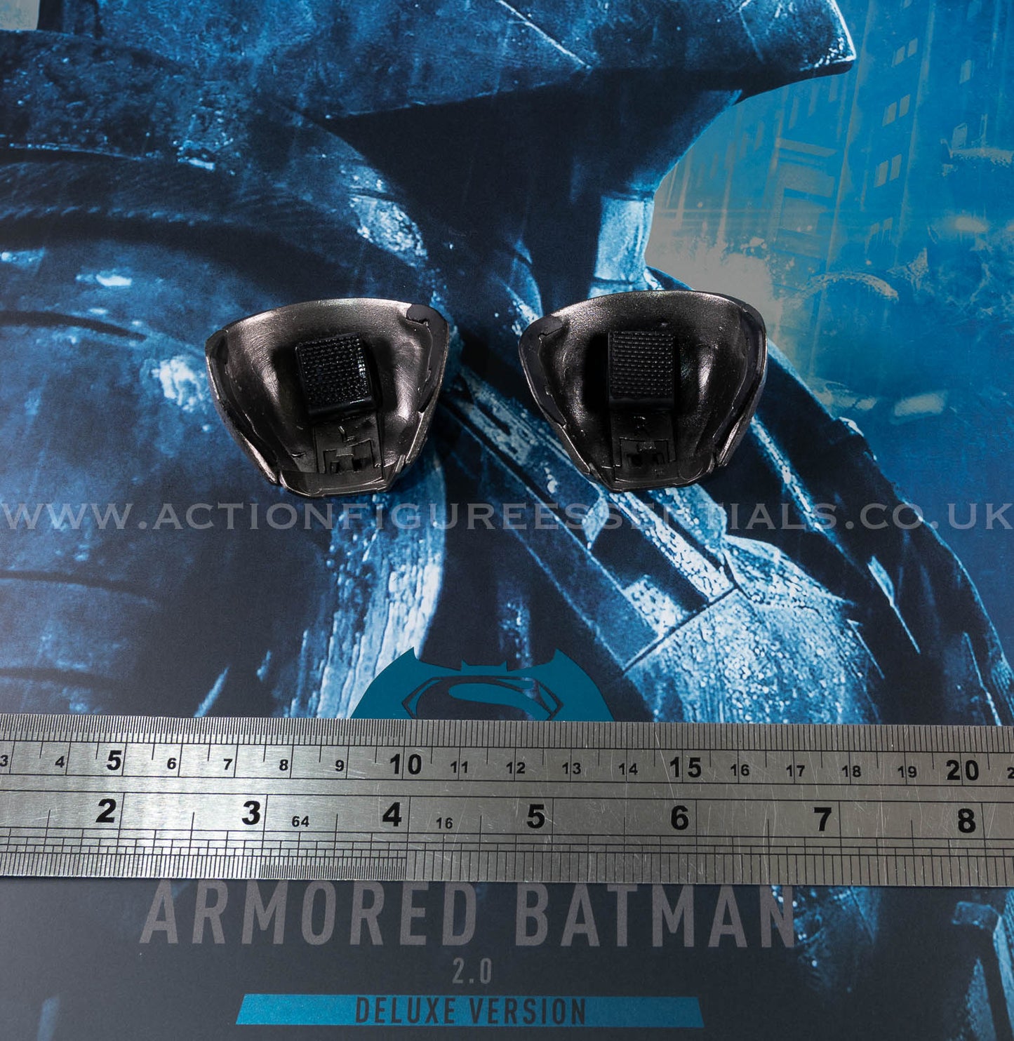Hot Toys Armored Batman 2.0 Battle Damaged Shoulder Armour 1/6 Scale Part MMS743 Batman v Superman