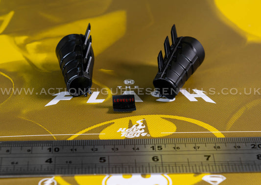 Hot Toys - Batman - Gauntlets & Display Panel - Michael Keaton - Modern Suit - MMS712 - 1:6 Loose Parts