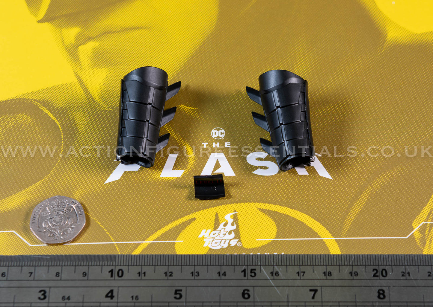 Hot Toys - Batman - Gauntlets & Display Panel - Michael Keaton - Modern Suit - MMS712 - 1:6 Loose Parts