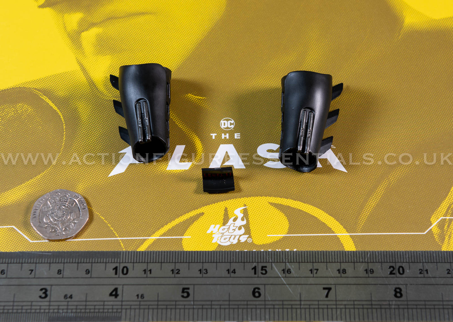 Hot Toys - Batman - Gauntlets & Display Panel - Michael Keaton - Modern Suit - MMS712 - 1:6 Loose Parts