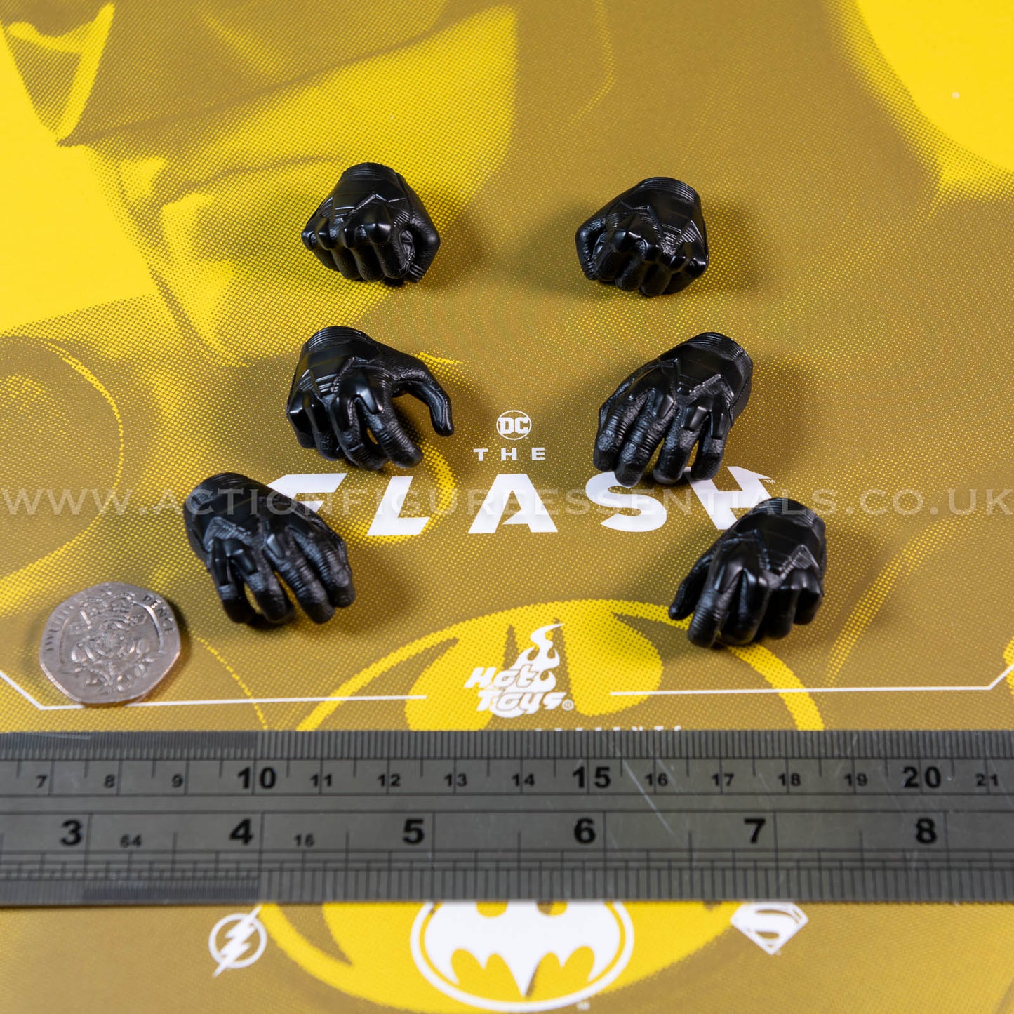 Hot Toys - Batman - Gloved Hands - Michael Keaton - Modern Suit - MMS712 - 1:6 Loose Parts