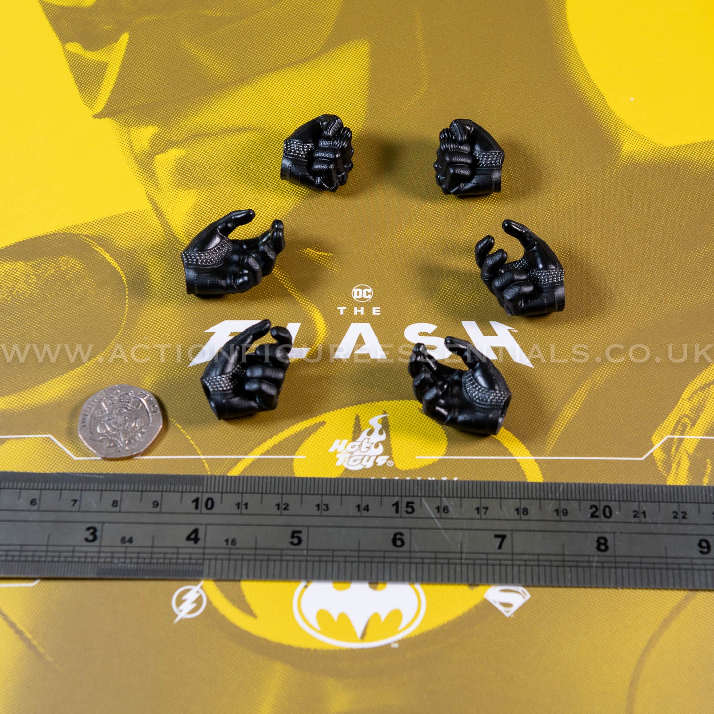 Hot Toys - Batman - Gloved Hands - Michael Keaton - Modern Suit - MMS712 - 1:6 Loose Parts