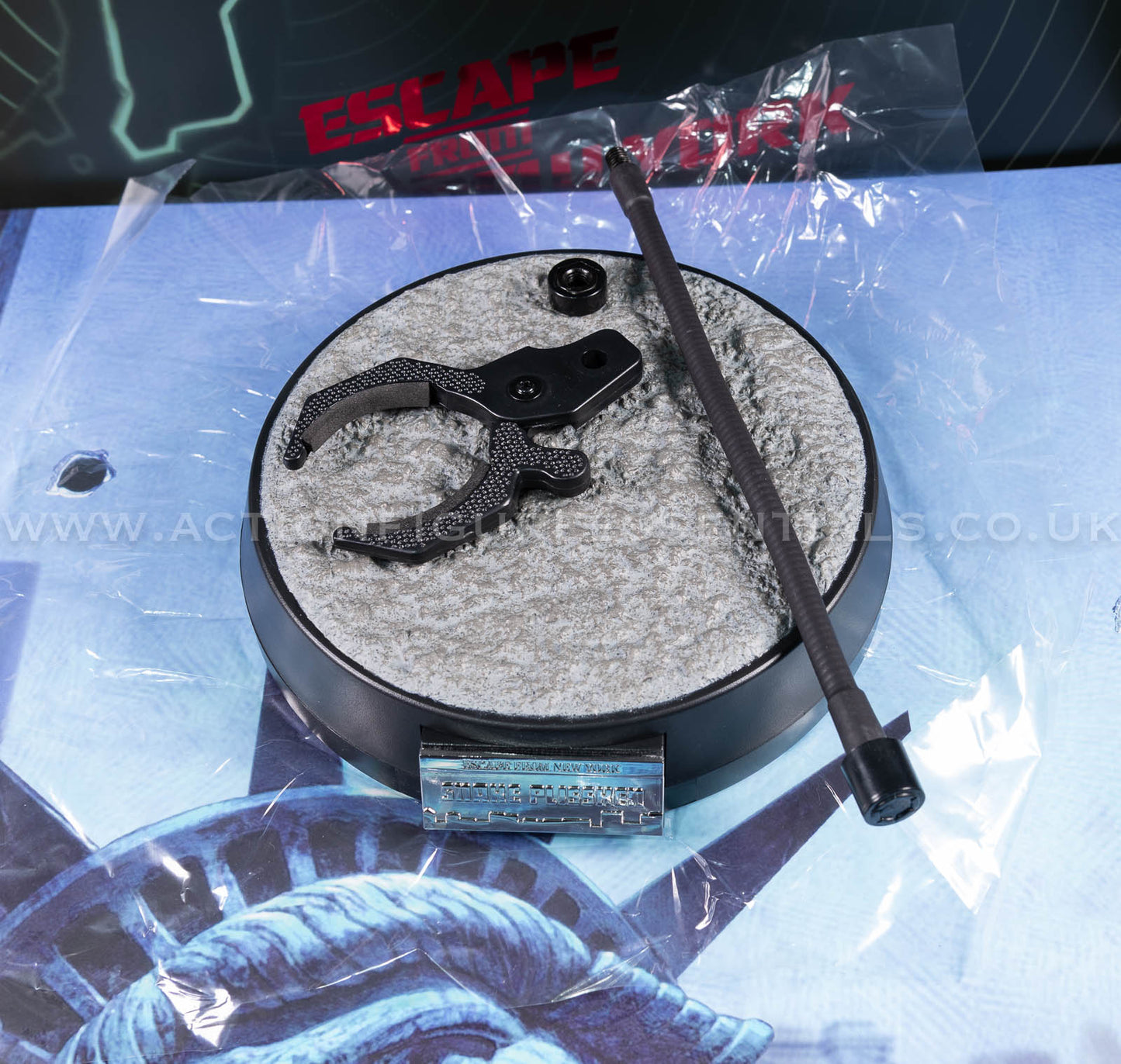 Snake Plissken - Display Stand - Escape From New York - Crown Series Real Hair Edition - 1:6 Scale Figure - Asmus Collectibles