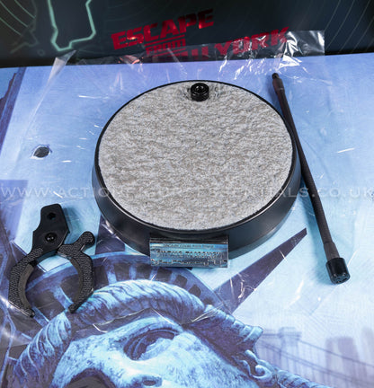 Snake Plissken - Display Stand - Escape From New York - Crown Series Real Hair Edition - 1:6 Scale Figure - Asmus Collectibles