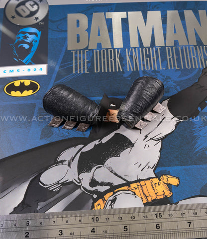 Hot Toys - Batman - Gauntlets - The Dark Knight Returns - Frank Miller - CMS024 - 1:6 Scale Parts Custom