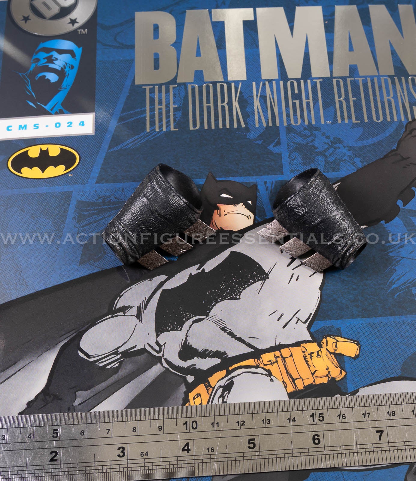 Hot Toys - Batman - Gauntlets - The Dark Knight Returns - Frank Miller - CMS024 - 1:6 Scale Parts Custom