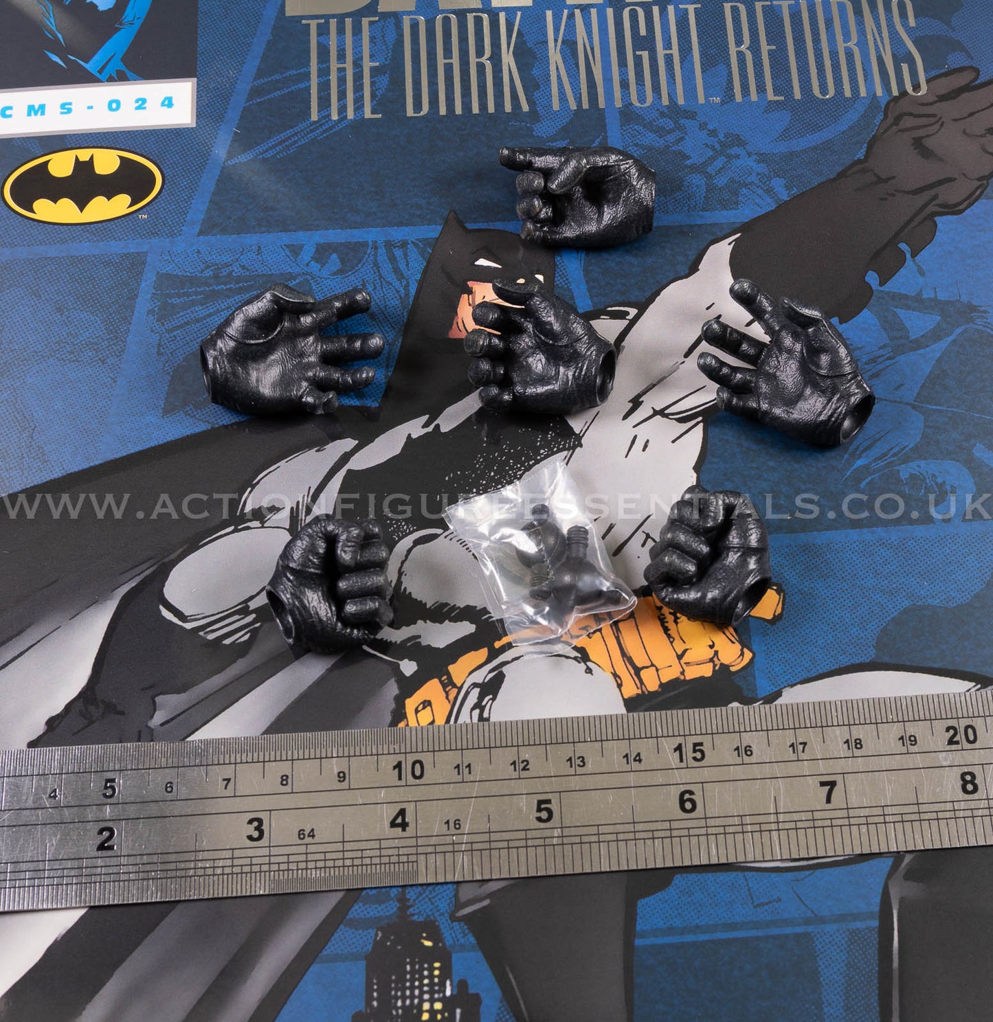 Hot Toys - Batman - Hands w Wrist Pegs - The Dark Knight Returns - Frank Miller - CMS024 - 1:6 Scale Parts Custom