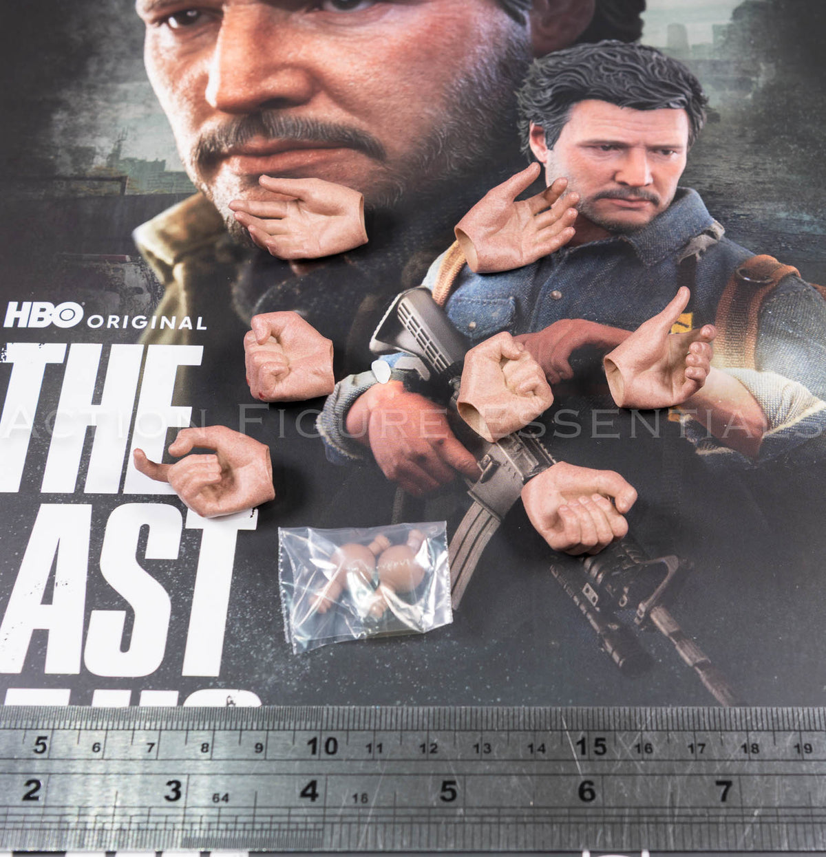Hot Toys Joel Miller seven interchangeable 1/6 scale hands with spare wrist pegs and painted cuts on selected hands