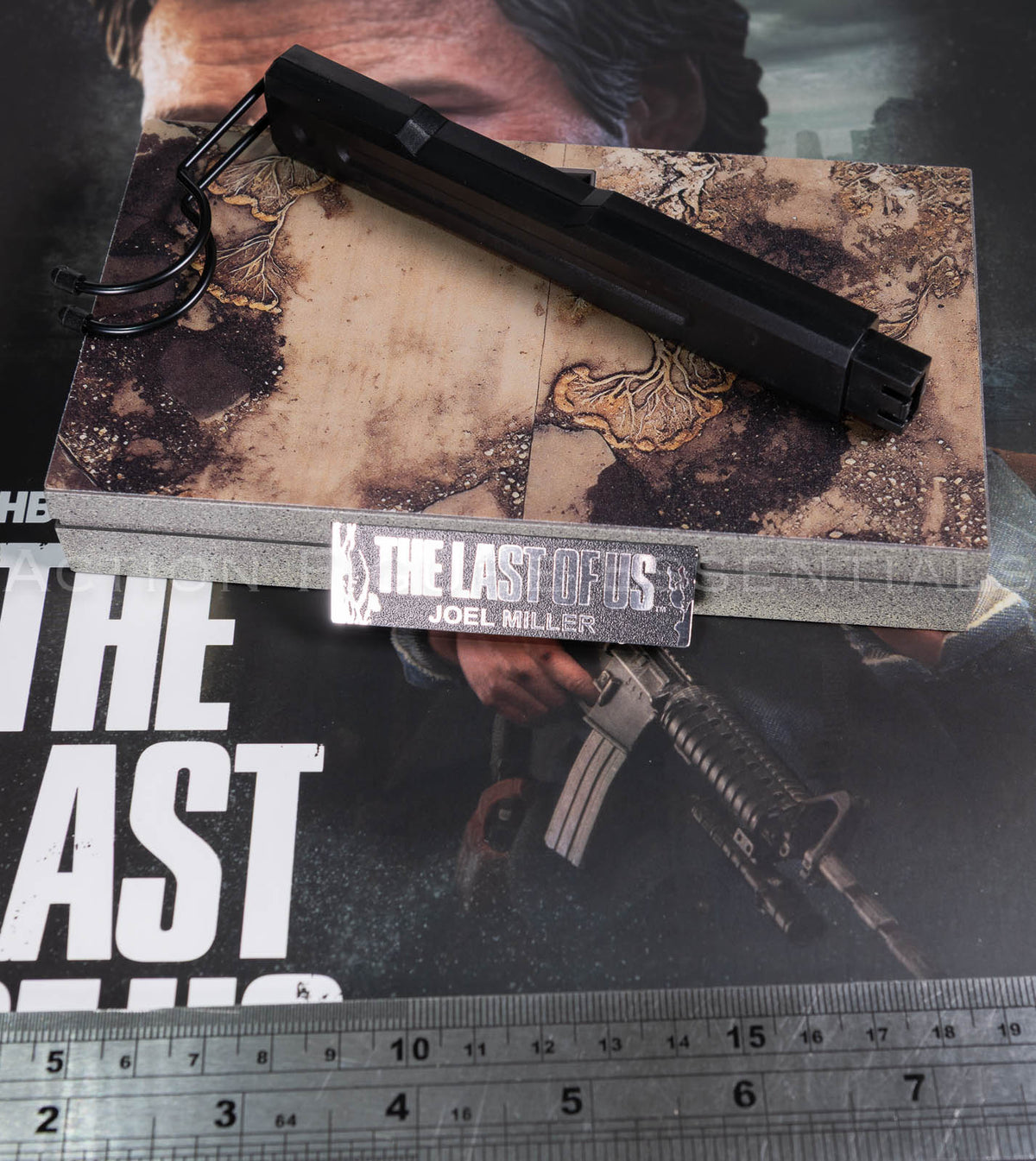 Hot Toys Joel Miller 1/6 scale display stand with printed fungal artwork, The Last of Us nameplate and black figure support