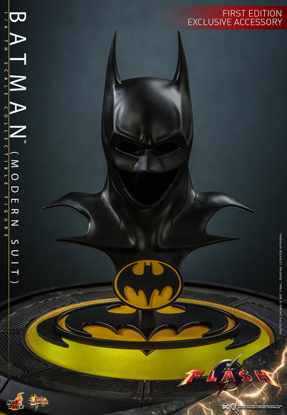 Hot Toys - Batman - Michael Keaton - Modern Suit - MMS712 - 1:6 Scale Action Figure